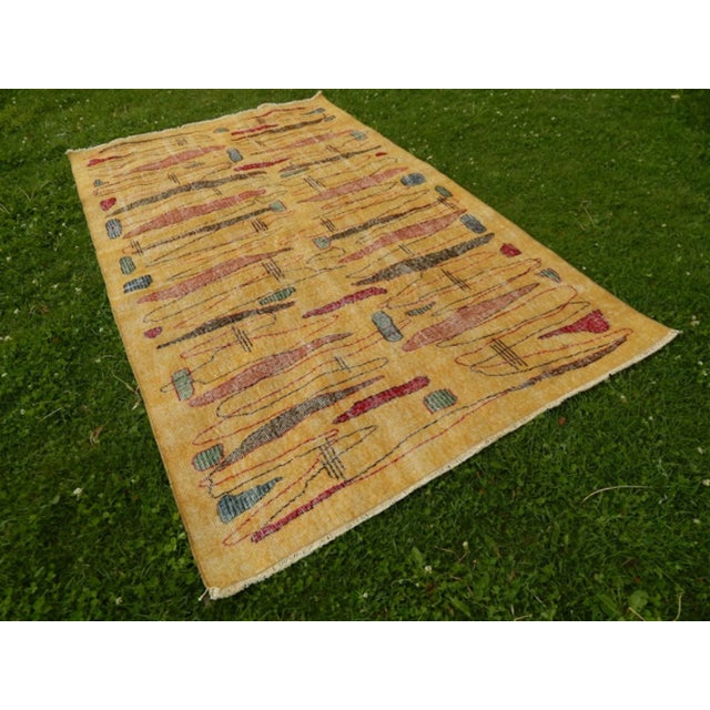 Turkish Vintage Zeki Müren Rug With a Modern Design - Turkish Art Deco Rug 5′ × 8′2″ For Sale - Image 3 of 11