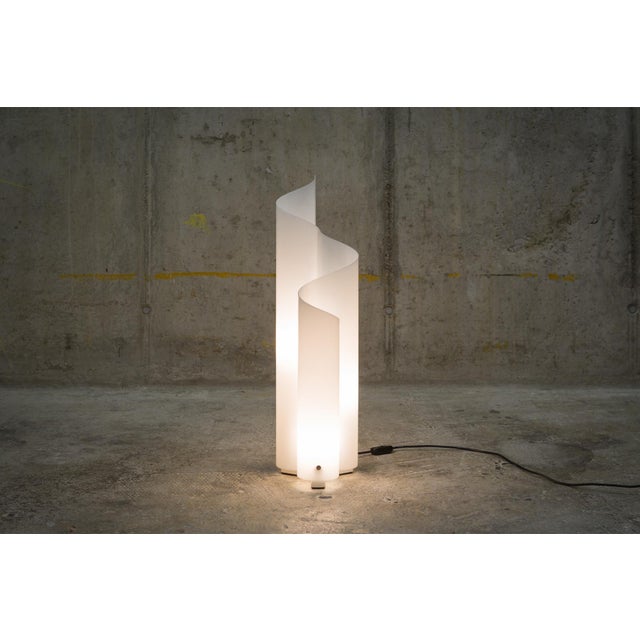 The lamp was designed in 1969/70 by Vico Magistretti for the Milanese lighting manufacturer Artemide. The shade is made of...