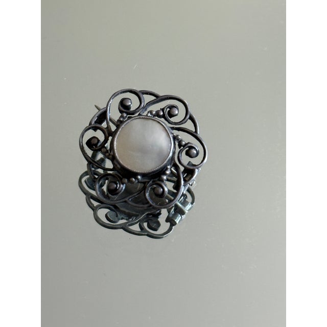 1910s Late Victorian/Edwardian Filigree Mother of Pearl Brooch For Sale In New York - Image 6 of 11