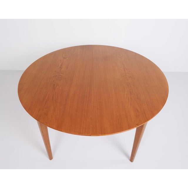 Round oak dining table from the 1960s. Danish design in a classic style. — Origin: Denmark — Period: 1960s — Material: Oak...
