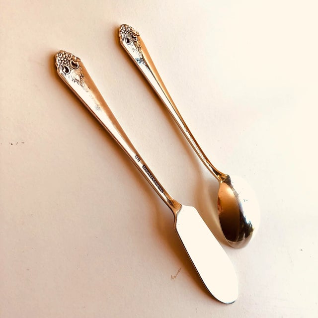 1930s Vintage Holmes & Edwards Silver Plated "Lovely Lady" Pattern Sugar Spoon & Butter Knife Set- 2 Pieces For Sale - Image 5 of 6