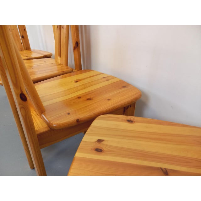 4 vintage chairs from the 70s and 80s, in the style of Charlotte Perriand for Les Arcs, in pine, ergonomic shape of the...