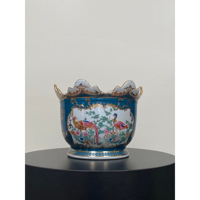 Chinoiserie 1980s Chinoiserie Porcelain Cachepot With Peacocks For Sale - Image 3 of 12