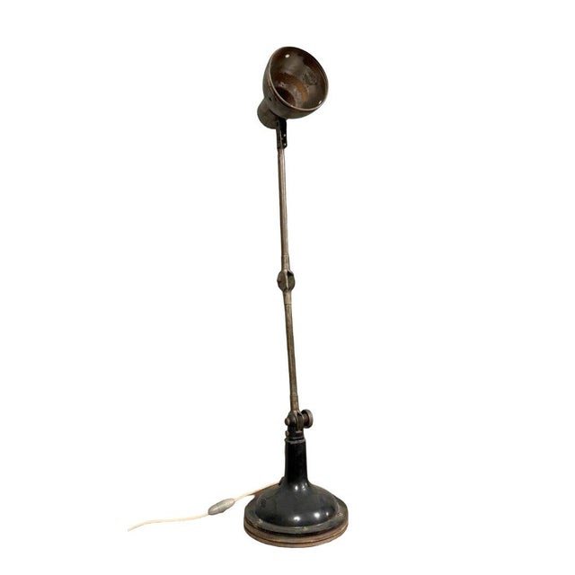 20th-century industrial design: very large articulated arm lamp / h96 cm. Iron and painted sheet metal. Circa 1950-1960....
