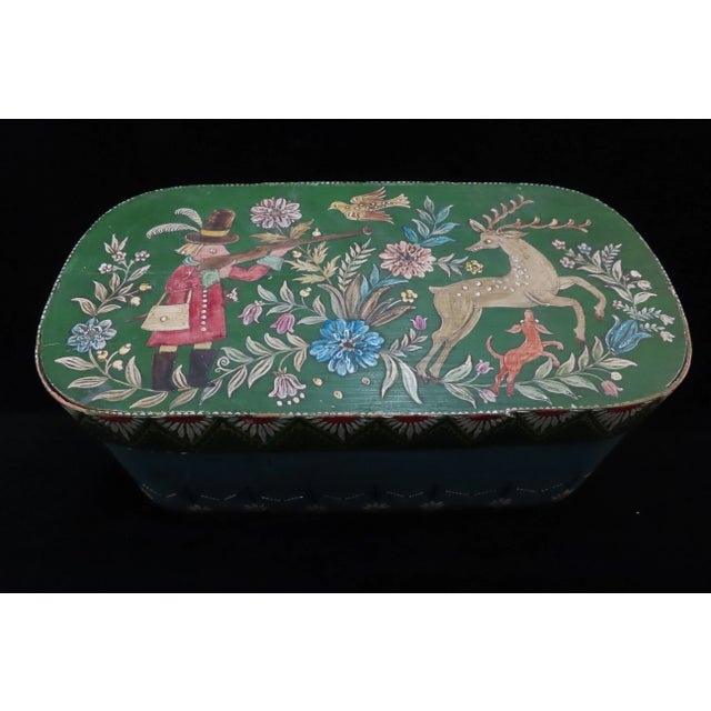 Very sweet oval bride's box with lid. Wood haand painted in green and sky blue with deer hunting scene on lid. Excellent...