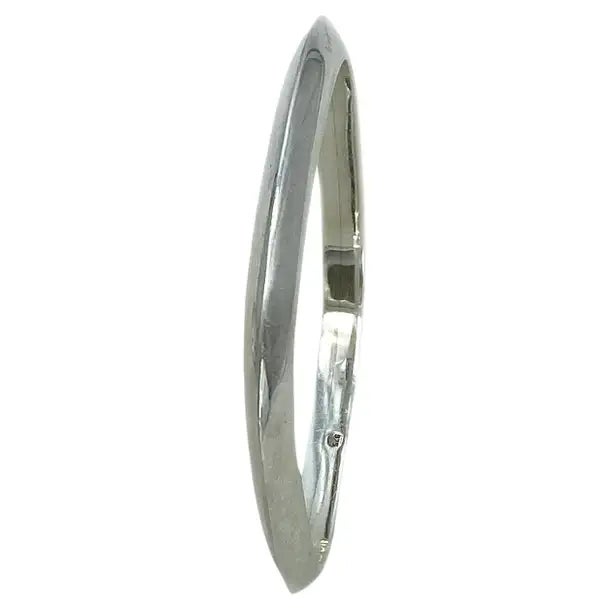 This is a geometric solid sterling silver bangle. This polished bright silver square shaped bangle has round corners and a...