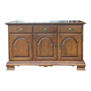 1980s Ethan Allen Heirloom Nutmeg Solid Maple Traditional Chippendale Buffet (10-6126) For Sale