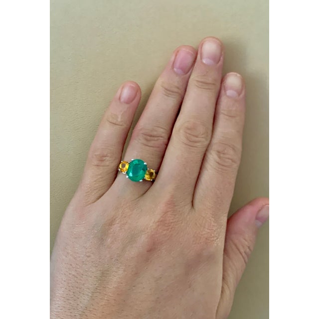 3 Carat Oval Cut Colombian Emerald and Yellow Sapphire 18 Karat Gold Ring For Sale In New York - Image 6 of 18