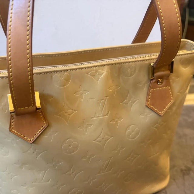 2002 Louis Vuitton Beige, Gold Vernis Patent Leather Houston Hand-Bag For Sale - Image 17 of 17
