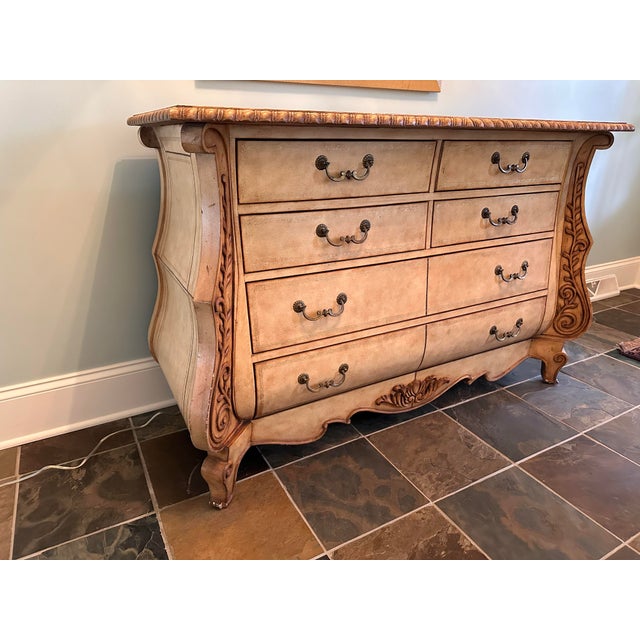 1990s Vintage Sherrill Furniture Leather-Wrapped French Provincial Bombé Chest, Attributed For Sale - Image 5 of 7