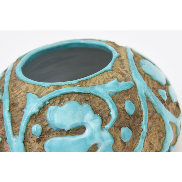 1950s Mid Century Modern Saca Italian Ceramic Bowl With Sgraffito Turquoise Applied Design, 1950's For Sale - Image 5 of 10