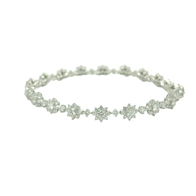 Contemporary Diamond 18k White Gold Star-Halo Tennis Bracelet For Sale - Image 3 of 6