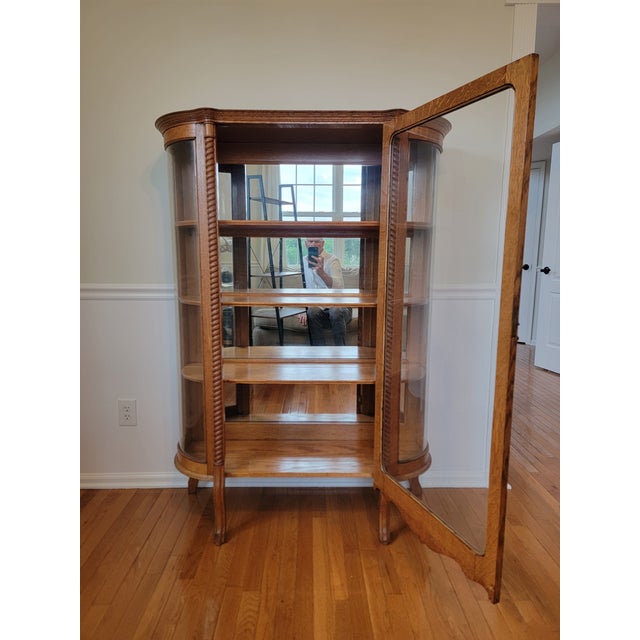 Antique Quarter-Sawn Oak Curved Glass China Cabinet, C. 1910 For Sale - Image 4 of 18