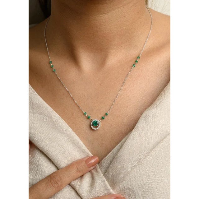 1.63 Ct Beaded Emerald Halo Diamond Chain Necklace in 18k Solid Gold For Sale - Image 4 of 12