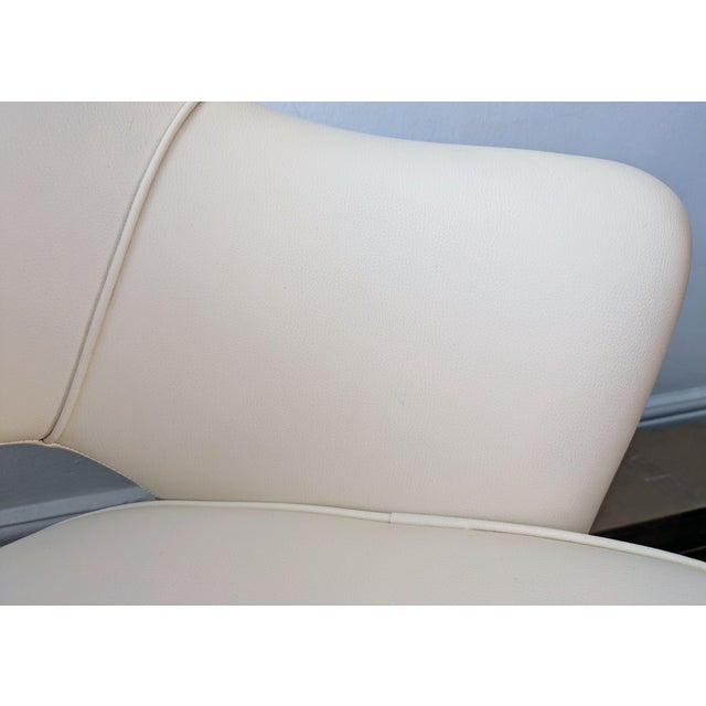 Cream Pair of Authentic Knoll Saarinen Executive Armchairs in Cream Fabric For Sale - Image 8 of 9