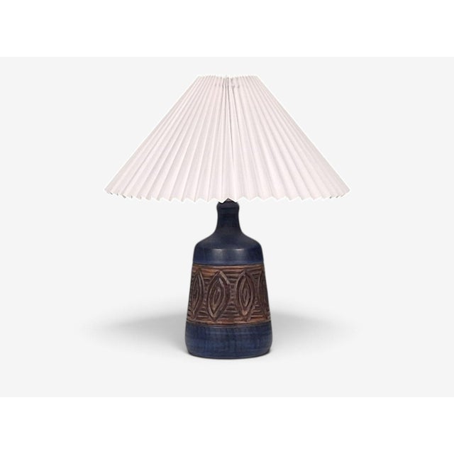 1970s Jette Hellerøe, Danish Modern, Carved Stoneware Table Lamp For Sale - Image 4 of 10