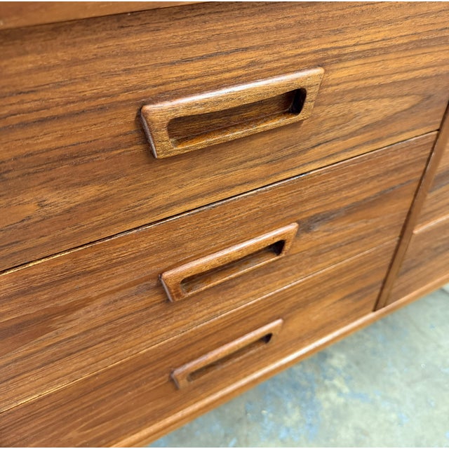 Danish Modern Teak 6 Drawer Low Dresser, Circa 1960s For Sale In New York - Image 6 of 8