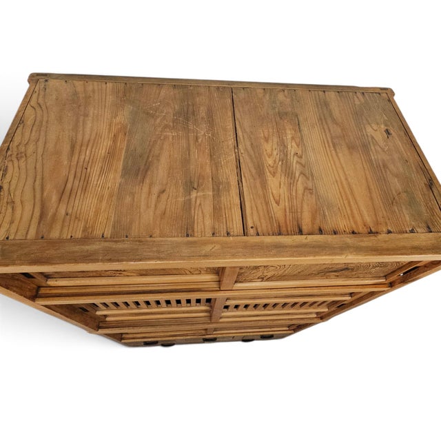 Late Meiji–Taisho Japanese Kanto Mizuya Tansu in Kiri and Figured Keyaki For Sale - Image 9 of 13