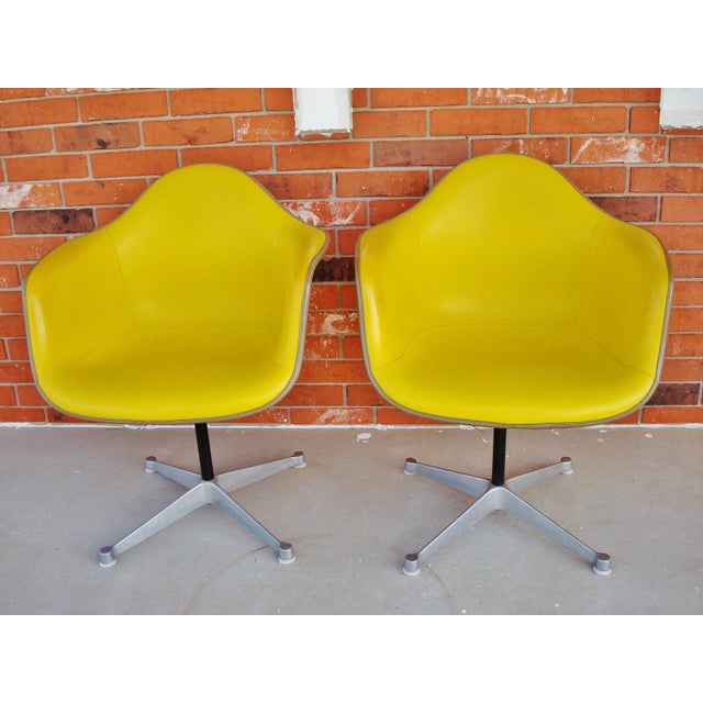 Mid-Century Modern Pair of 1960s Herman Miller Eames Molded Fiberglass Swivel Chairs in Yellow Naugahyde For Sale - Image 3 of 7
