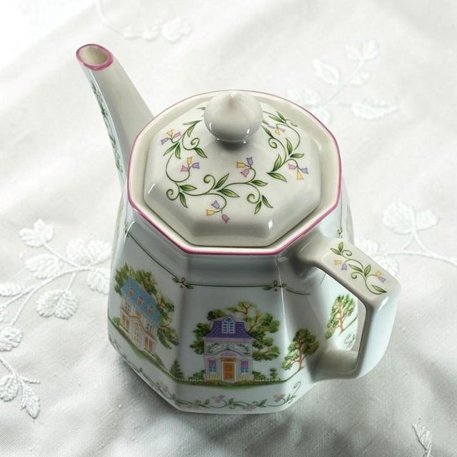 1995 The Lenox Village / Spice Village Coffee Pot With Lid Vintage (Unused) For Sale - Image 18 of 18