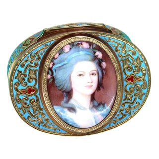 Gold Snuff Box with Enamel Garlands For Sale