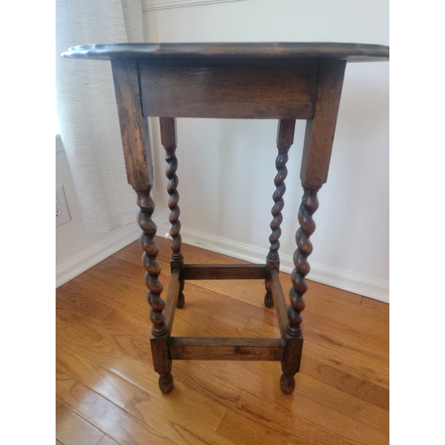 Early 20th-Century Oak Round Parlor Table With Barley-Twist Legs For Sale In Philadelphia - Image 6 of 11