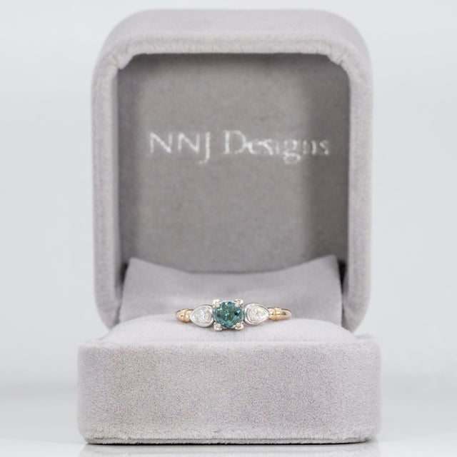 Modern Alexandrite Ring With Earth-Mined Diamond Accents in Solid 14k Gold, Round 4mm, Size 6.75 For Sale - Image 3 of 12