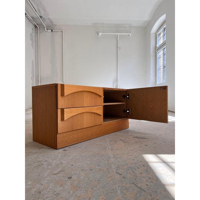 This chest of drawers from the German brand Gerneth is a captivating design object from the 1970s, perfectly blending the...