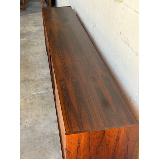 1960s Danish Rosewood Modern Credenza Long Low Sideboard Storage Unit Furniture Denmark 1960s For Sale - Image 5 of 10