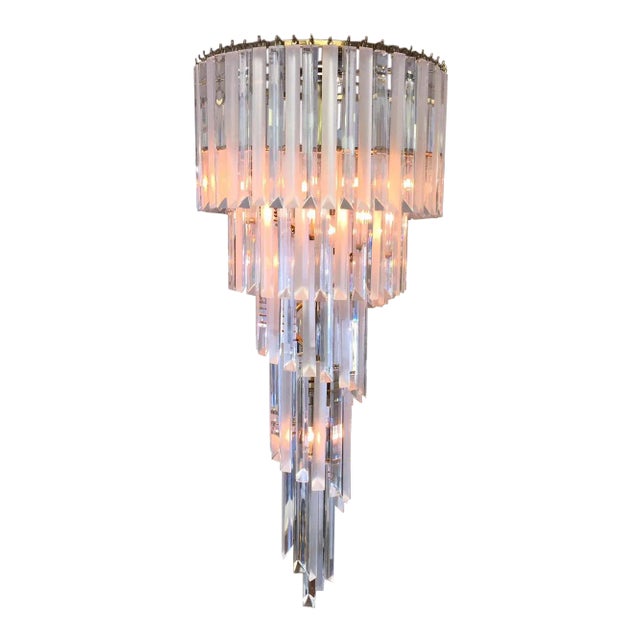 1960s Mid-Century Modern Italian Style Spiraled Lucite 8-Light Chandelier For Sale