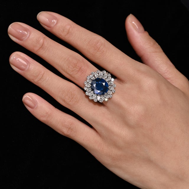 Metal 1990s Certified 7.15 Carat Vivid Blue Sapphire & Diamond Sunburst Vintage French Ring, Size 6.5 For Sale - Image 7 of 10