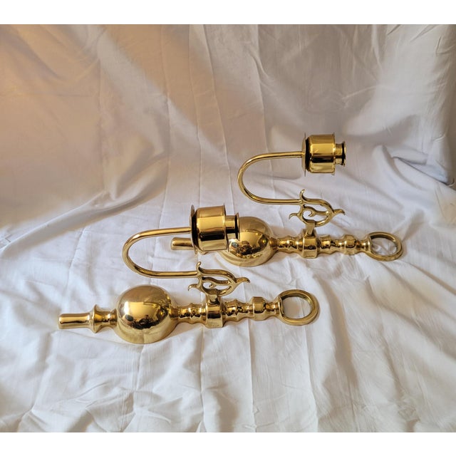 Vintage pair of Gerogian Style wall sconces, by Hampton Brass Company. Composed of solid cast brass. Made around 1970s-80s...