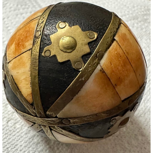 Late 20th Century Vintage Late 20th Century Wood and Brass Decorative Orb Ball For Sale - Image 5 of 10