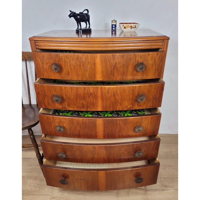 This is a gorgeous Art Deco chest of drawers that excudes a wonderful mid 20th-century character to the bedroom or living...