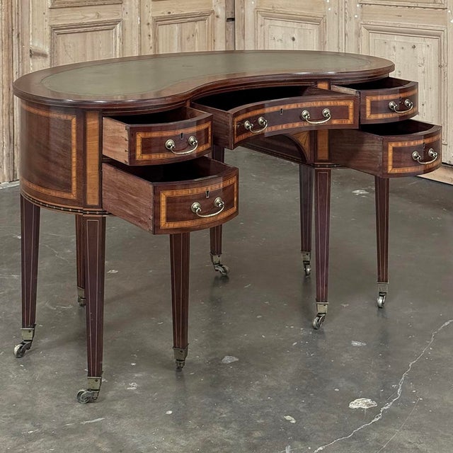 19th Century French Louis XVI Kidney-Shaped Mahogany Leather Top Desk For Sale - Image 4 of 18