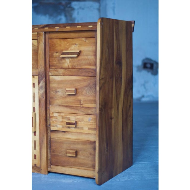 Solid wood, used with master's degree, gives this buffet/dresser an undeniable robustness while highlighting the natural...