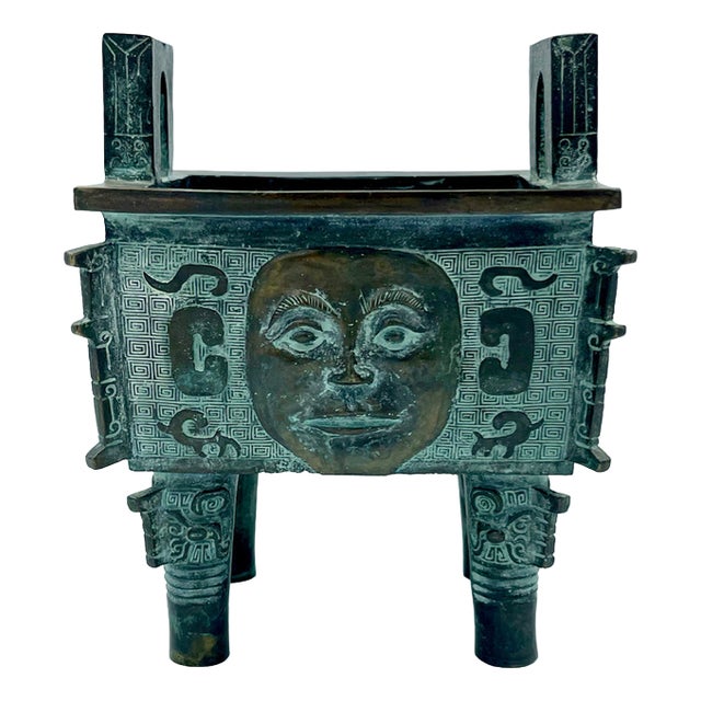 Chinese Archaistic Style Ritual Vessel in Bronze For Sale