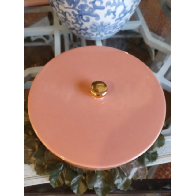 Jaru Vintage Rose Pink Rose Gold Detail Hollywood Regency Large Ceramic Round Jewelry Storage Box 1985 For Sale - Image 4 of 7