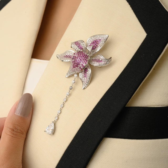Add timeless elegance to your collection with this stunning 925 sterling silver brooch pin. Expertly crafted in the shape...