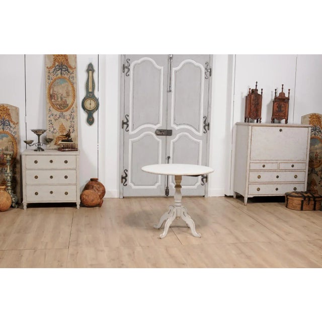 1860s Swedish Light Grey Painted Tilt-Top Table with Round Top and Carved Legs For Sale - Image 12 of 12