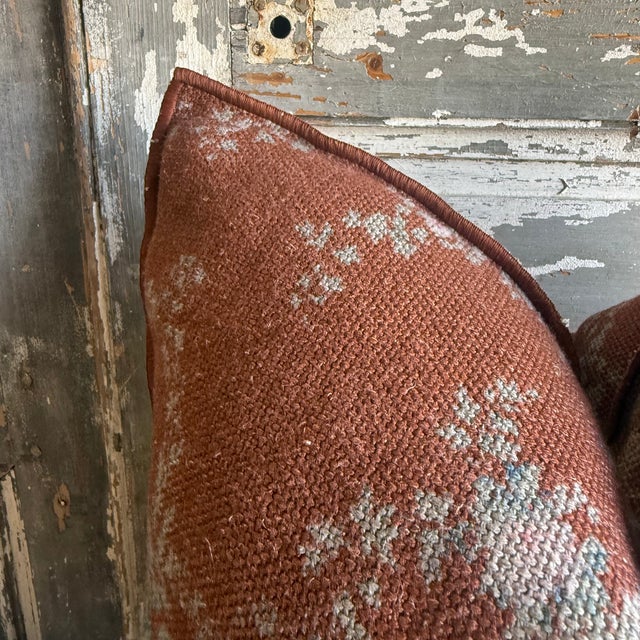 Available in multiple sizes Made in France / Available in 20″ x 20″ A timeless accent pillow woven in France from heavy,...