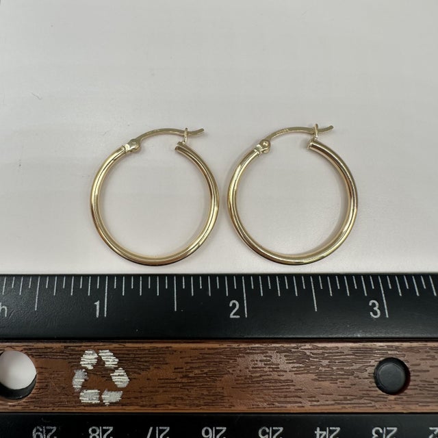 Tube Hoop Earrings 14kt Yellow Gold 24.9mm 2.1mm 1.8g Hollow New, Pair For Sale In New York - Image 6 of 6