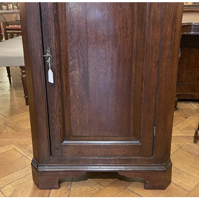 Charming English oak corner cabinet from the late 18th century. A very small and unusual model consisting of a door with...