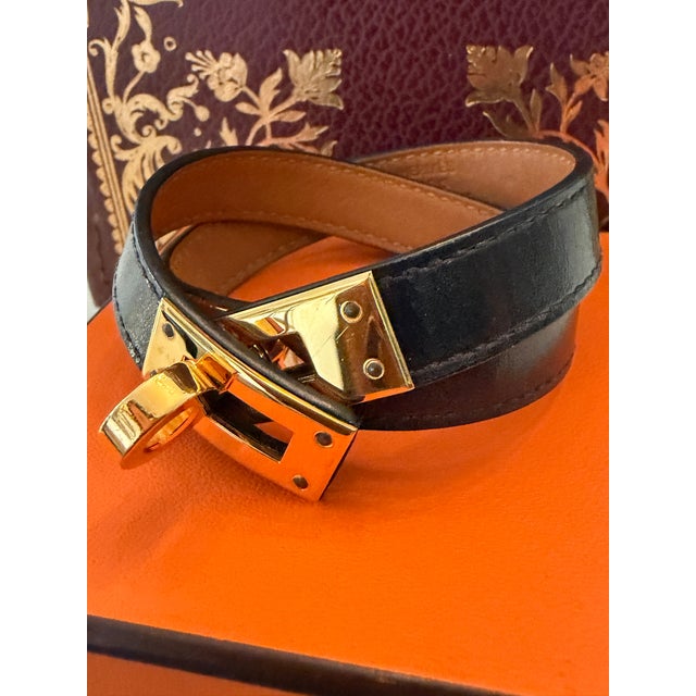 Metal Hermès Kelly Double Tour Bracelet in Black Leather With Gold-Plated Hardware For Sale - Image 7 of 12