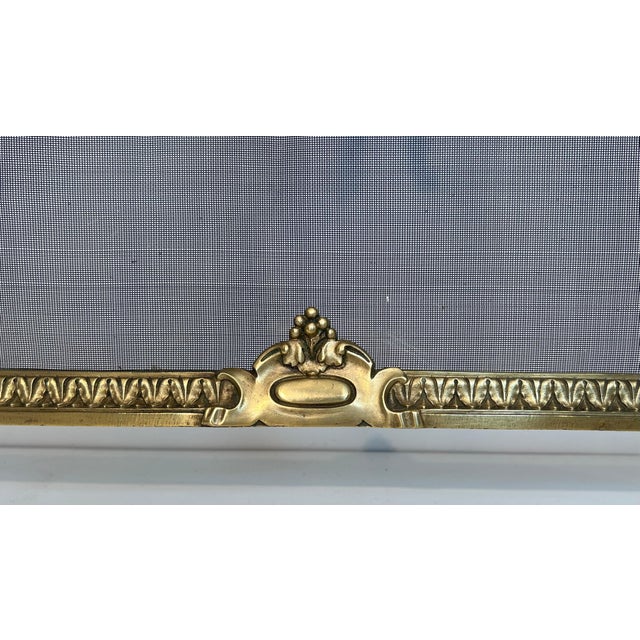 Louis XVI style brass fire screen with mesh decorated with garlands For Sale - Image 9 of 12