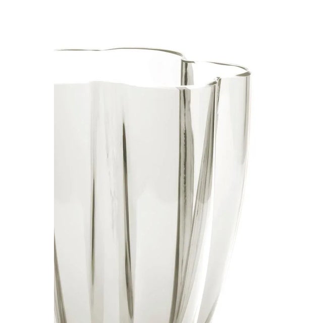 Petal is a rounded vase that, thanks to some fine metal wires, when blown creates lobed shapes that resemble petals....