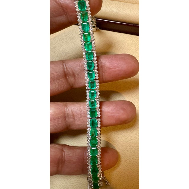 Early 21st Century 12.46 Ct Natural Zambian Tennis Bracelet with 3.25 Ct Diamonds and 18k Gold For Sale - Image 5 of 18