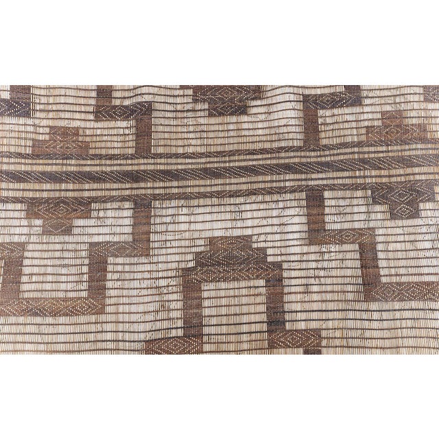This authentic 1960s Moroccan Tuareg rug showcases the distinctive nomadic weaving tradition of the Tuareg people. It is...