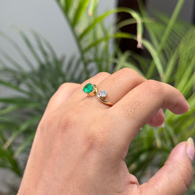 14k Yellow Gold 1.41ct Natural Oval Emerald & Diamond Wavy Toi Et Moi Ring Size 4 For Sale In New York - Image 6 of 18