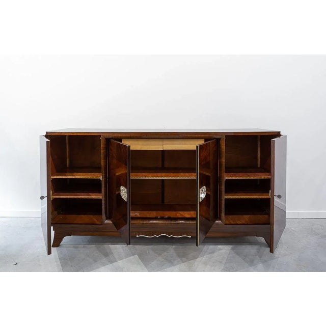 Important sideboard made of walnut and walnut root Art deco. Distributed in three bodies, the side ones with one door and...